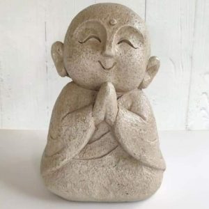 פסל נזיר שמח יושב